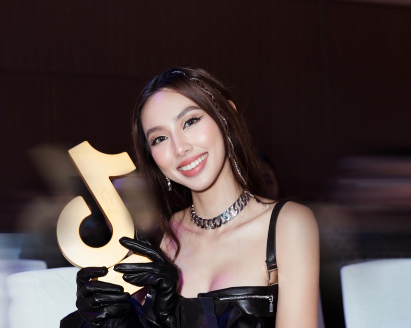 Hoa hậu Thùy Tiên nhận giải TikTok, ghi điểm bởi hành động tinh tế 