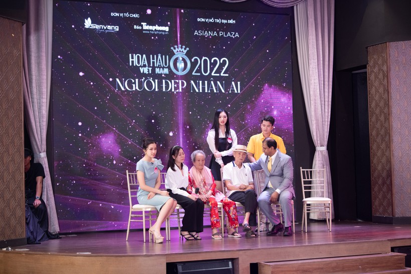 Cụ già đoàn tụ gia đình nhờ Người đẹp Nhân ái Hoa hậu Việt Nam 2022 