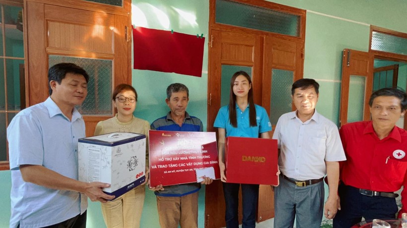 Hoa hậu Lương Thùy Linh trao tặng 2 căn nhà cho người dân Phú Yên ảnh 1