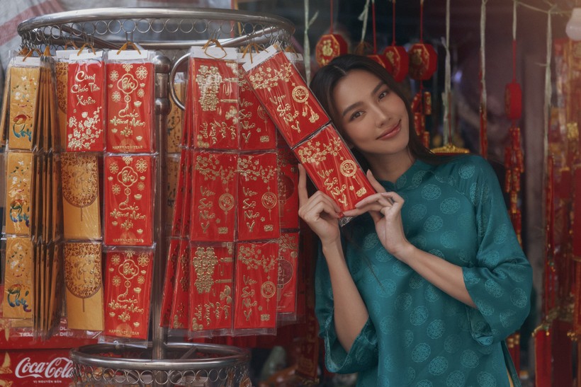 Hoa hậu Thùy Tiên mặc áo dài dạo phố đẹp tựa nàng thơ 