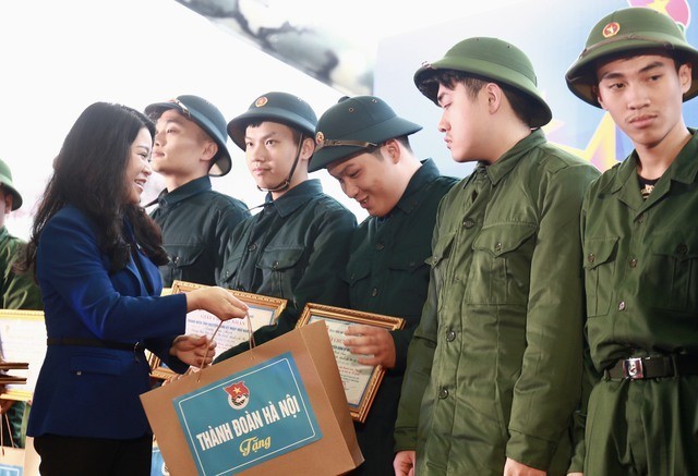 Chị Chu Hồng Minh, Bí thư Thành đoàn Hà Nội tặng quà các tân binh tiêu biểu.