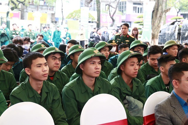 737 thanh niên ở Hà Nội có trình độ đại học, cao đẳng lên đường nhập ngũ ảnh 1