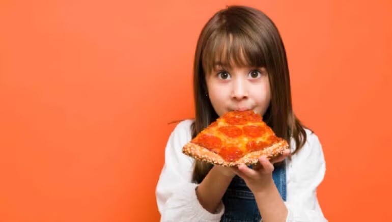 Pizza có thể nhanh chóng dẫn đến tăng cân. (Ảnh: ITN).