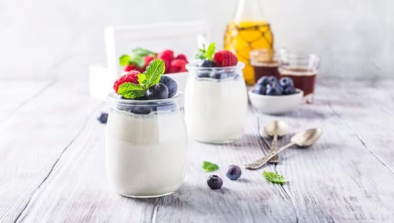 Bạn sẽ cảm thấy no lâu hơn và ăn ít calo hơn trong ngày nhờ hàm lượng protein và men vi sinh có trong sữa chua. (Ảnh: ITN).