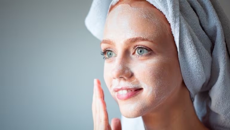 Rửa hoặc làm sạch mặt là một phần thiết yếu của bất kỳ quy trình chăm sóc da nào. (Ảnh: ITN).