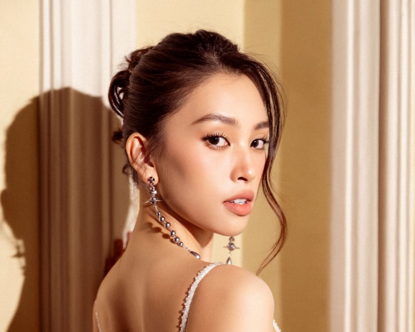 Hoa hậu Tiểu Vy khoe nhan sắc trong veo trên 'ghế nóng'