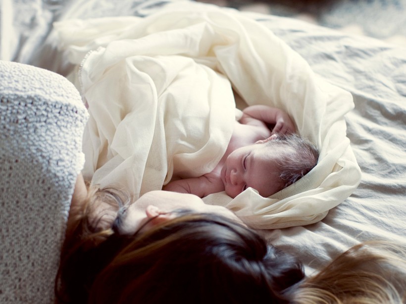  Các chuyên gia và nghiên cứu không khuyến khích việc cha mẹ và con cái ngủ chung giường. (Ảnh: ITN)