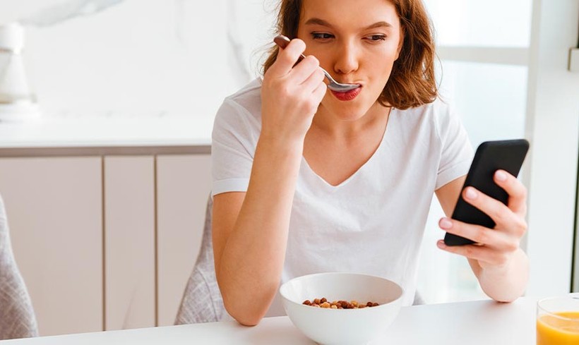 Sử dụng điện thoại trong bữa ăn có thể ảnh hưởng tiêu cực đến sự hứng thú của chính bạn. (Ảnh: ITN).