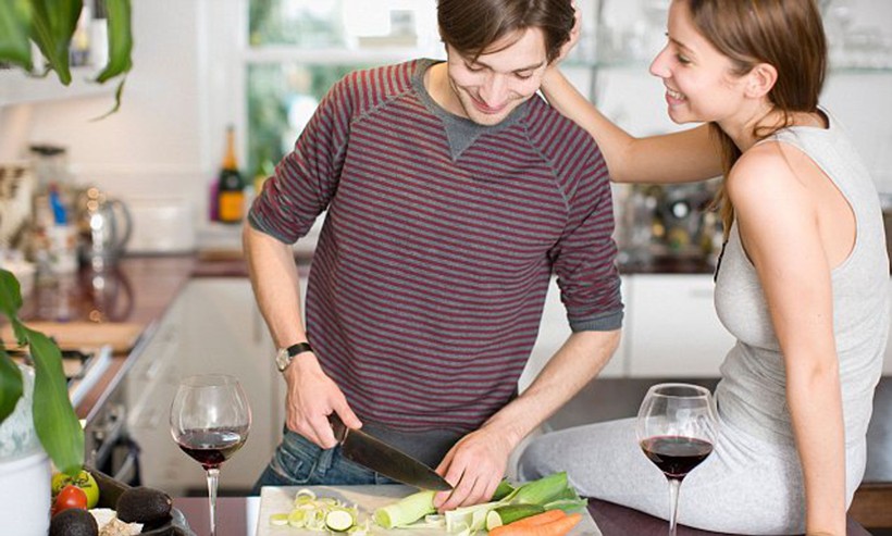 Người đàn ông giỏi bếp núc sẽ sẵn sàng chia sẻ trách nhiệm, niềm vui và thách thức trong mối quan hệ. (Ảnh: ITN)