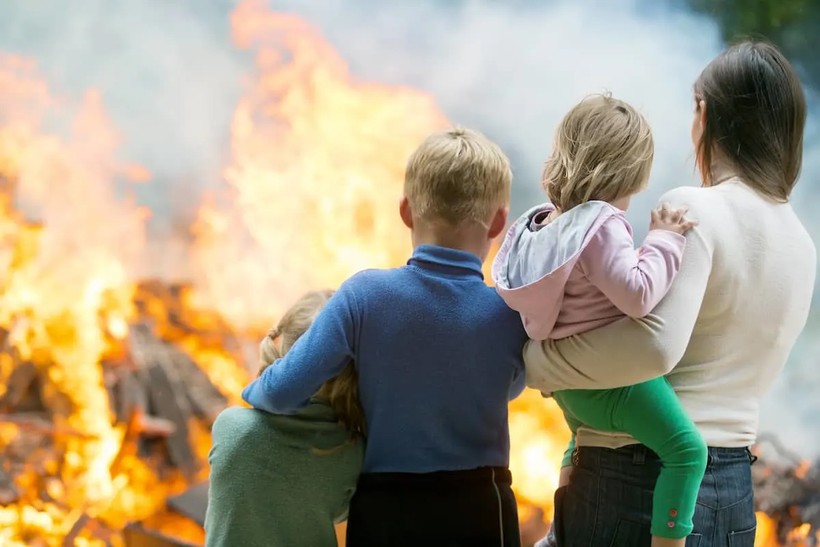  Nhiều hộ gia đình sống gần nhau sẽ làm tăng nguy cơ xảy ra tai nạn và các tình trạng khác có thể gây ra hỏa hoạn. (Ảnh: ITN).