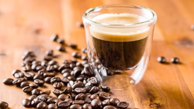 Sử dụng cà phê vượt quá mức cho phép có thể gây mất ngủ, hồi hộp, bồn chồn, buồn nôn,... (Ảnh: ITN)