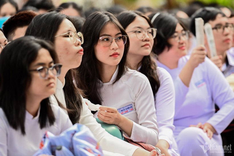 Hầu hết nữ sinh ở TP.HCM đều diện áo dài dự lễ khai giảng.