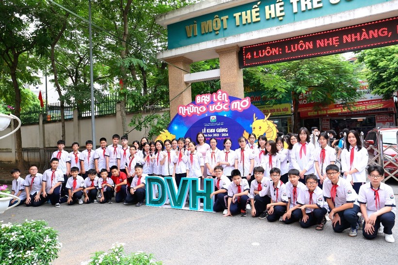 Cô giáo Nguyễn Diễm My và các bạn học sinh trong ngày khai trường.