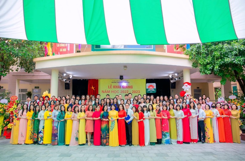 Cô giáo Nguyễn Diễm My cùng các đồng nghiệp tại Trường THCS Dịch Vọng Hậu.