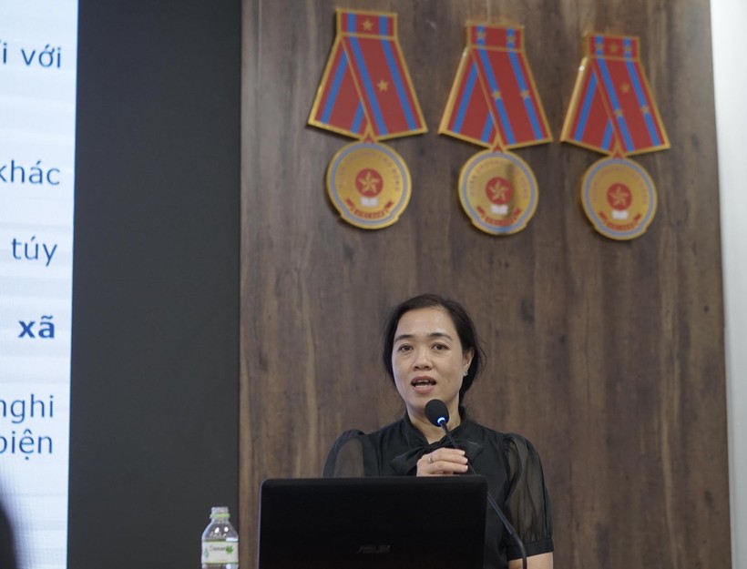 Cô Vũ Hạnh Nguyên- Hiệu trưởng Trường THCS Chu Văn An (Hà Nội) phát biểu tại buổi hội thảo.