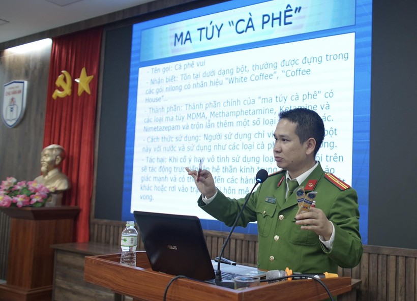 Thiếu tá Nguyễn Văn Hoàn hướng dẫn thầy cô giáo nhận diện ma túy “thế hệ mới”.