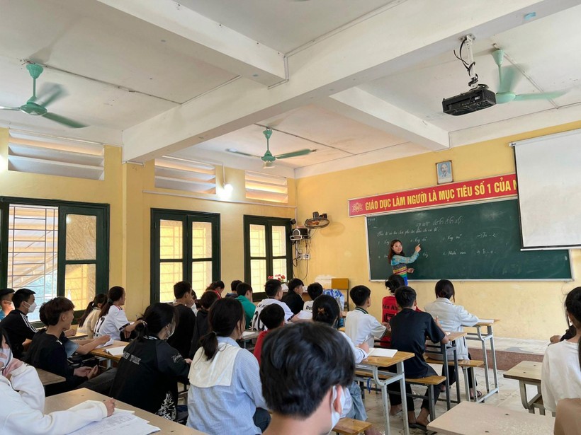 Cô và trò Trường THPT Quan Sơn, huyện biên giới Quan Sơn (Thanh Hóa).