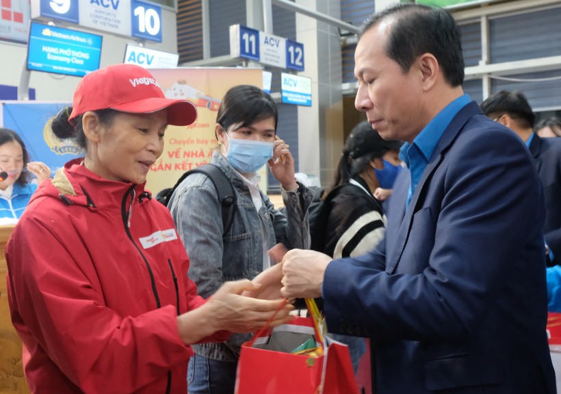 Ông Võ Mạnh Sơn, Chủ tịch Liên đoàn lao động tỉnh Thanh Hoá trao quà tới công nhân.