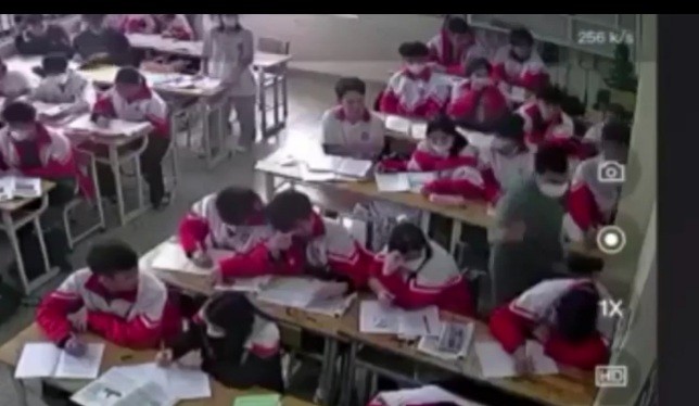 Hình ảnh thầy giáo liên tiếp đánh vào đầu học sinh trong giờ học. (Ảnh: Cắt từ clip).