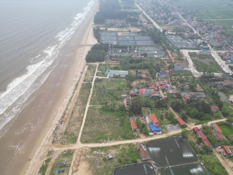 Khu đất ven biển được UBND huyện Hoằng Hoá giao làm khu nghỉ dưỡng khách sạn Quý Lâm nhưng mới đây lại cắm mốc thẳng vào đất này để làm đường. (Ảnh: NT).