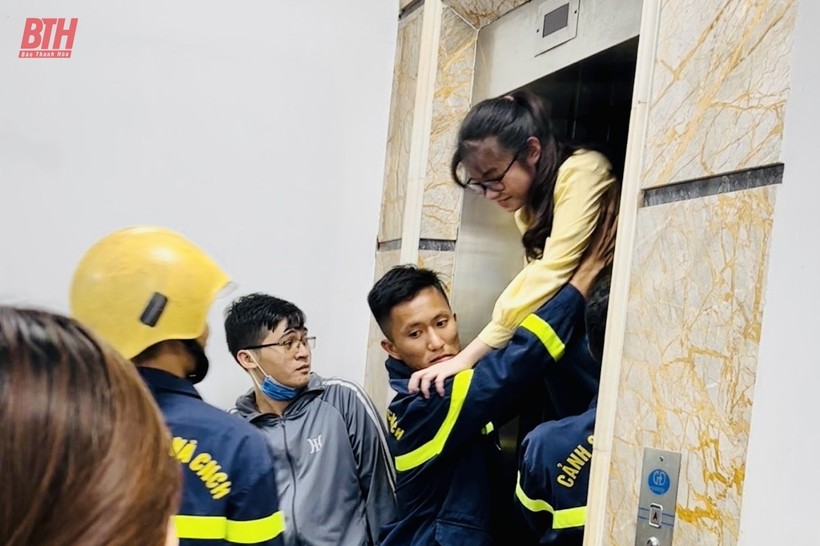 4 học sinh bị mắc kẹt trong thang máy được giải cứu. (Ảnh: PCCC)