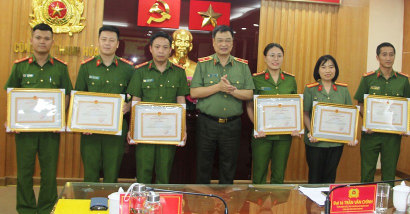 Thiếu tướng Trần Phú Hà, Giám đốc Công an tỉnh Thanh Hoá trao Giấy khen cho các cá nhân. (Ảnh: CATH).
