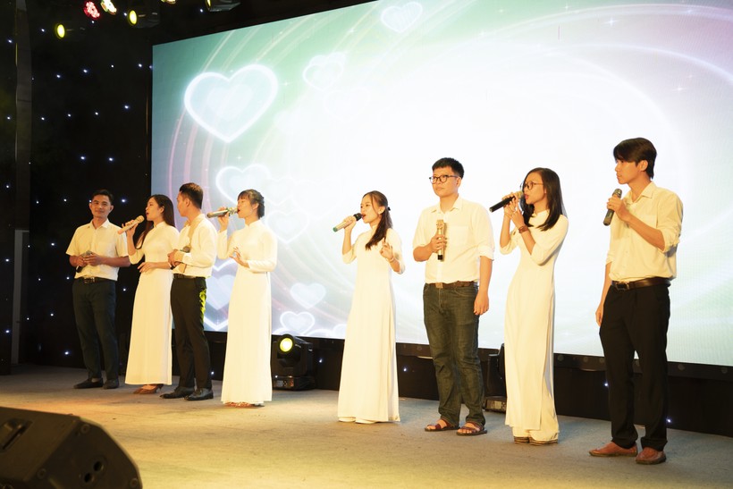 Các y bác sĩ, điều dưỡng tại Bệnh viện Nhi Thanh Hoá biểu diễn trong đêm nhạc Blouse trắng. (Ảnh: NT).
