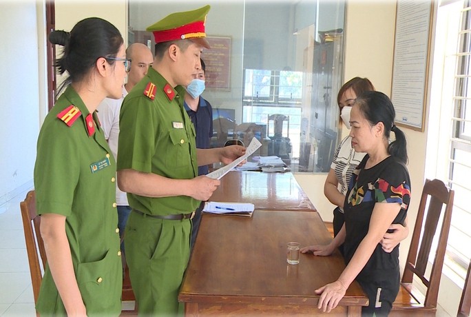 Lê Thị Thoan thời điểm bị Cơ quan Cảnh sát điều tra Công an tỉnh Thanh Hóa thi hành các lệnh khởi tố, bắt tạm giam. (Ảnh: CATH).