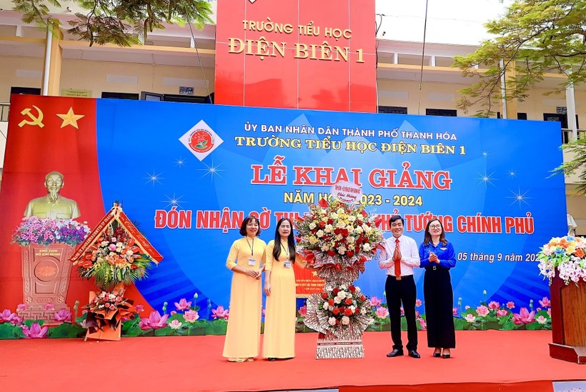Trường Tiểu học Điện Biên 1 vinh dự đón nhận Cờ thi đua của Thủ tướng Chính phủ ảnh 3