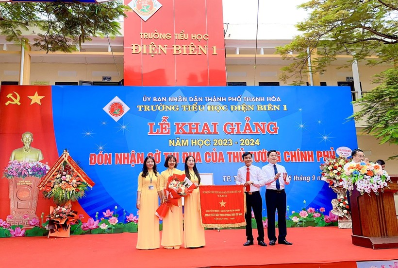 Trường Tiểu học Điện Biên 1 vinh dự đón nhận Cờ thi đua của Thủ tướng Chính phủ. (Ảnh: NT).