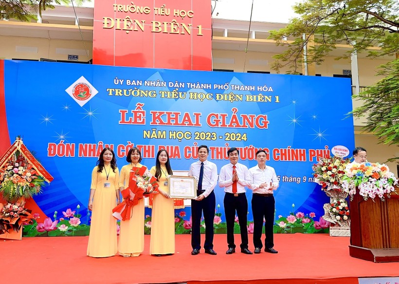 Trường Tiểu học Điện Biên 1 vinh dự đón nhận Cờ thi đua của Thủ tướng Chính phủ ảnh 2