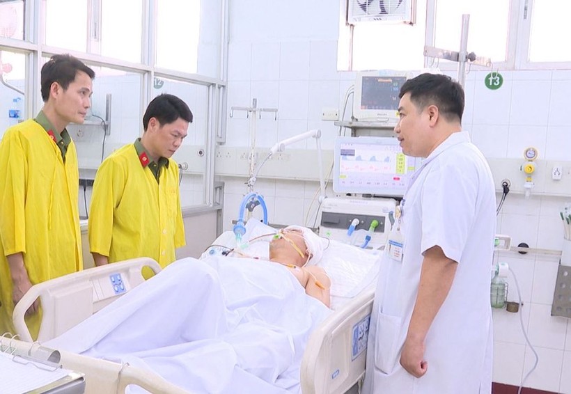 Lãnh đạo Công an tỉnh Thanh Hoá thăm hỏi chiến sĩ công an bị thương khi làm nhiệm vụ. (Ảnh: CATH).