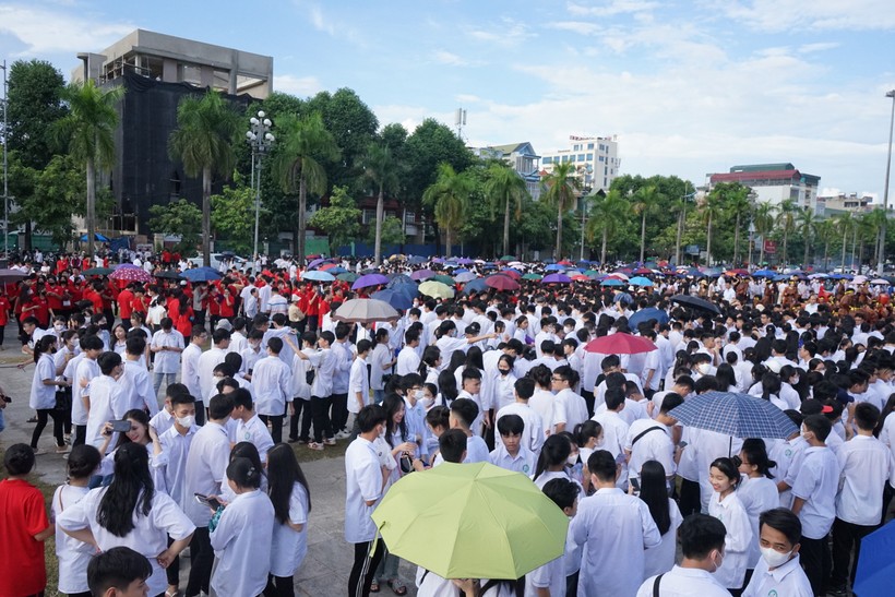 Học sinh đứng chật kín Quảng trường Lam Sơn. (Ảnh: NT) ảnh 2