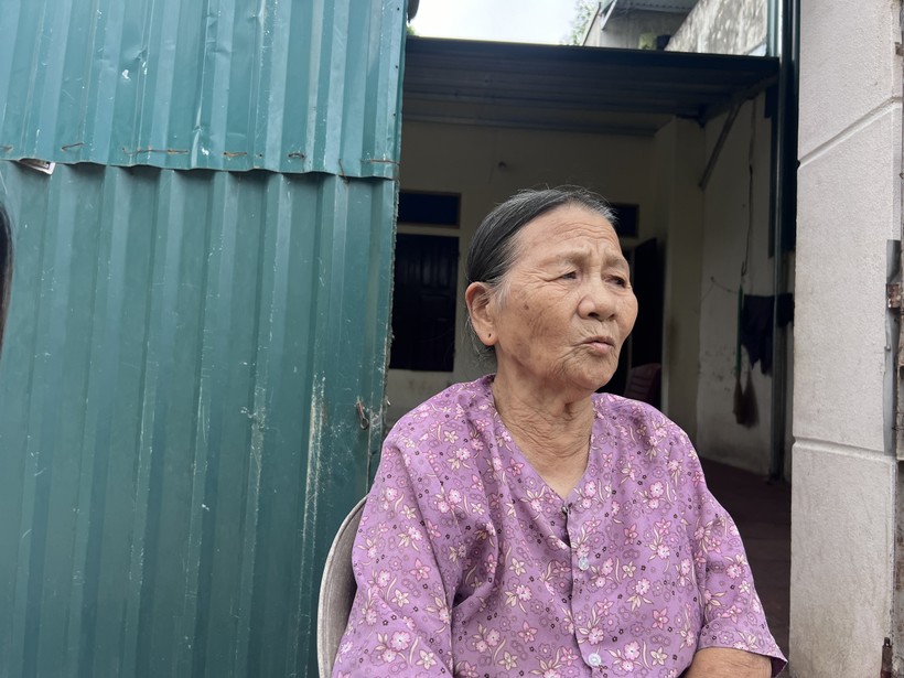 Bà Lê Thị Lũng (80 tuổi) cho biết vô cùng hồi hộp khi theo dõi Lê Xuân Mạnh thi đấu. (Ảnh: NT). ảnh 2