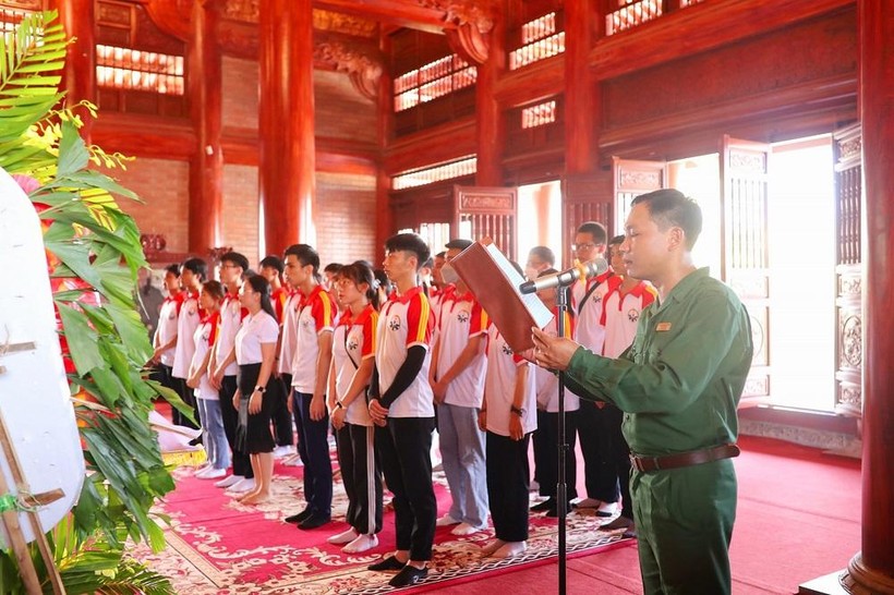 Trường Đại học Kỹ thuật Công nghiệp dâng hương tưởng niệm tại Khu di tích Lịch sử Quốc gia 60 liệt sĩ TNXP Đại đội 915, Đội 91 Bắc Thái.