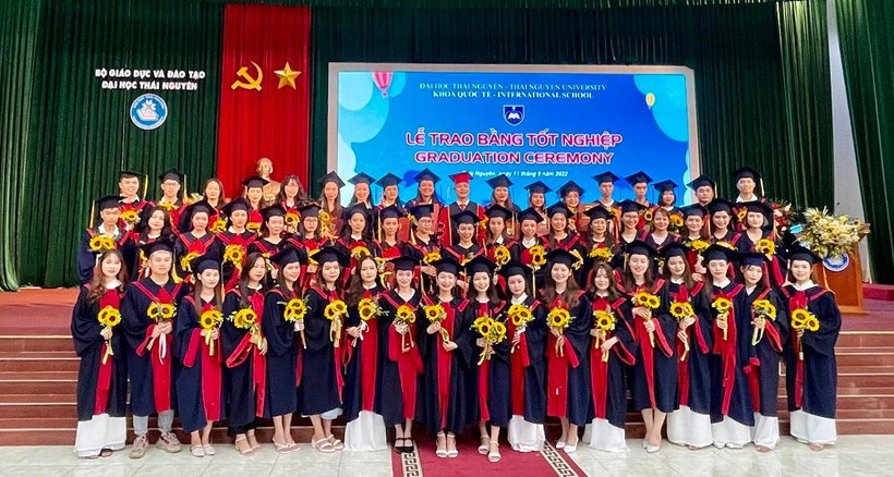 Khoa Quốc tế tổ chức Lễ trao bằng tốt nghiệp cho 71 cử nhân