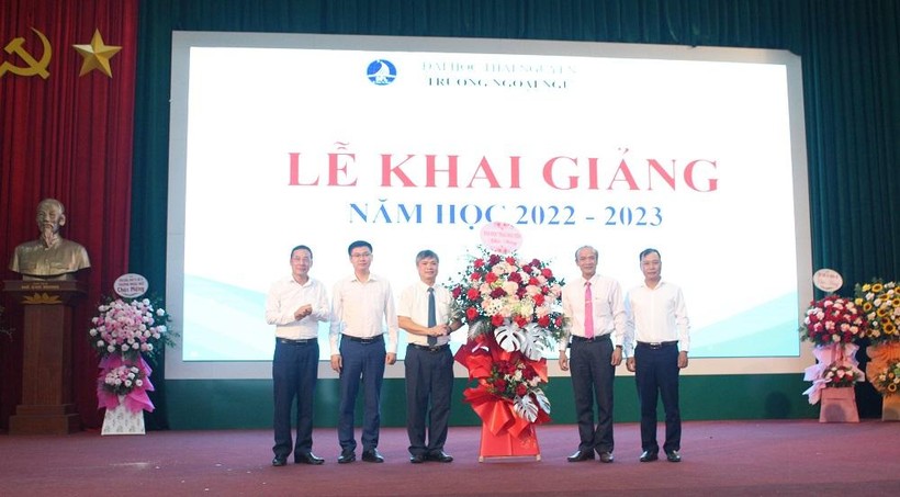 Lãnh đạo Đại học Thái Nguyên tặng hoa chúc mừng Trường Ngoại ngữ.