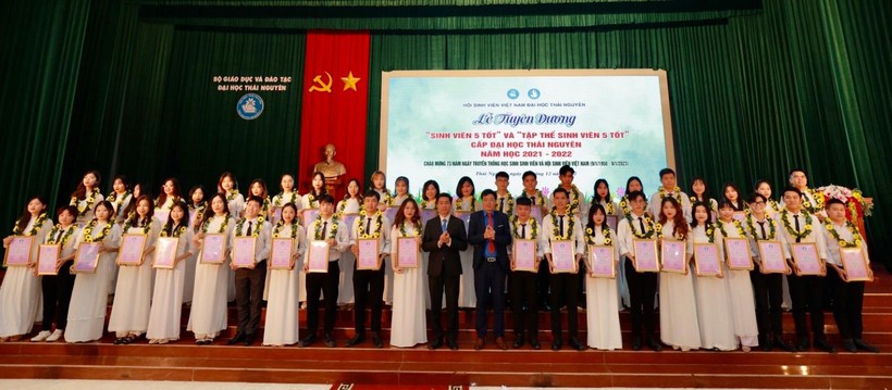 Đại học Thái Nguyên tuyên dương tập thể và cá nhân sinh viên 5 tốt.
