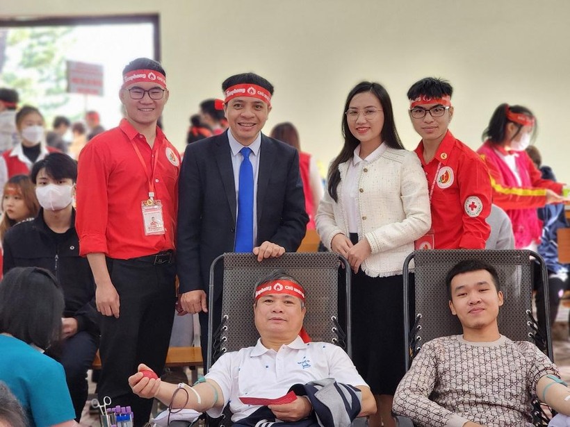 PGS.TS Trần Thanh Vân, Phó Giám đốc Đại học Thái Nguyên tham gia ngày hội hiến máu ‘Chủ nhật đỏ’.
