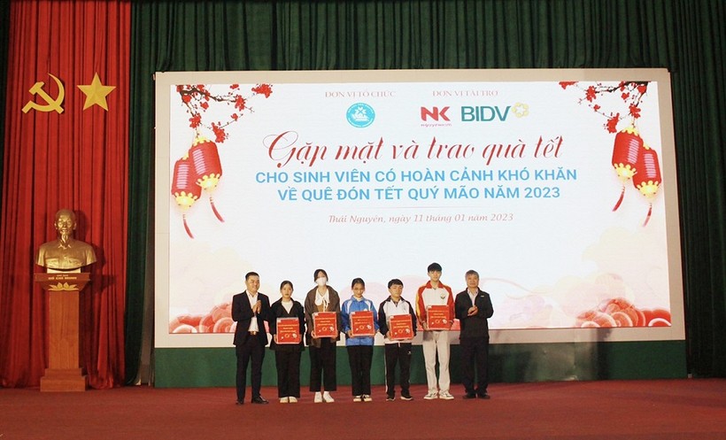 PGS.TS Trần Thanh Vân, Phó Giám đốc Đại học Thái Nguyên cùng đơn vị tài trợ trao quà cho sinh viên,