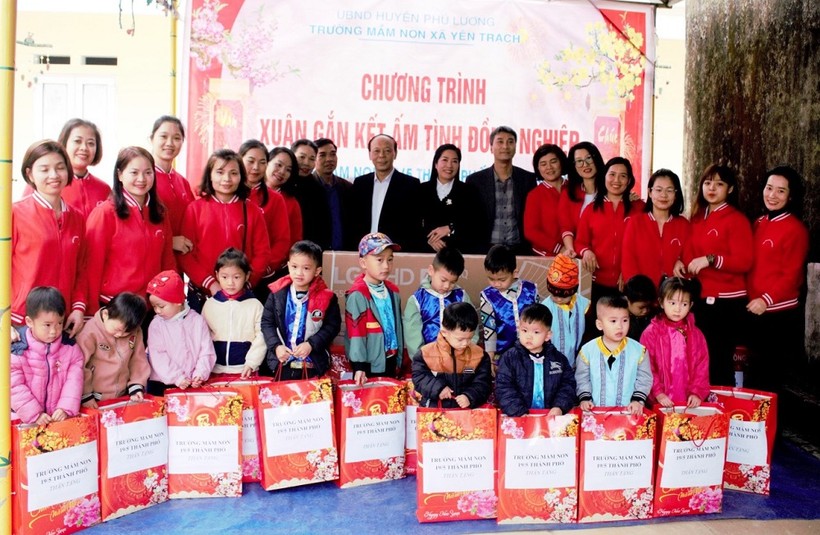 Trường Mầm non 19/5 thành phố Thái Nguyên sẻ chia khó khăn với học sinh miền núi huyện Phú Lương.