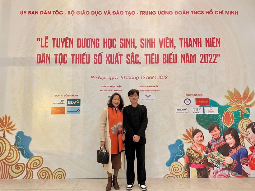 Nam sinh Pâu Văn Ngoan, sinh viên người Lô Lô, trường Đại học Khoa học (ĐH Thái Nguyên) vinh dự là một trong những học sinh, sinh viên, thanh niên dân tộc thiểu số xuất sắc, tiêu biểu năm 2022.