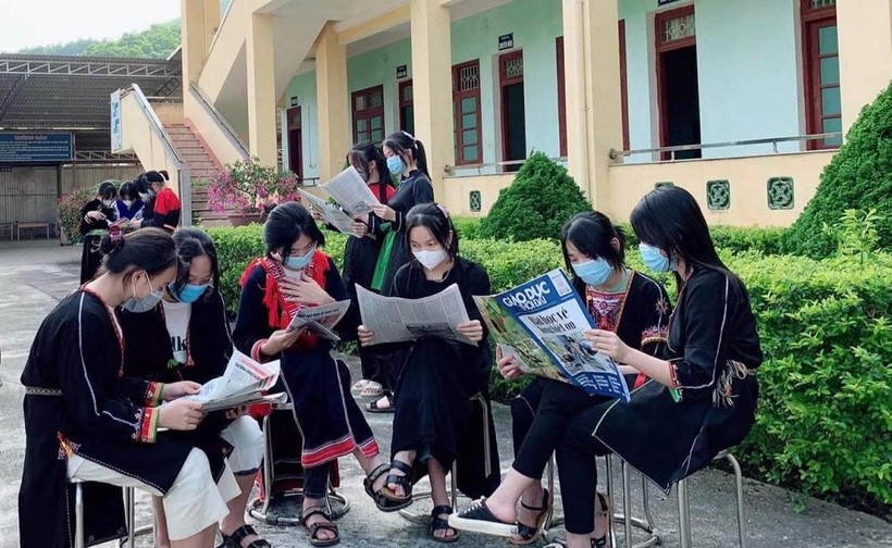 Học sinh trường nội trú tại Tuyên Quang đọc báo sau mỗi giờ giải lao.