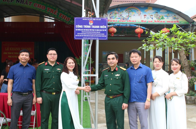Đoàn cơ sở Viện Vũ Khí phối hợp cùng trường mầm non xã Quảng Chu khánh thành công trình hệ thống mái che ngoài trời.