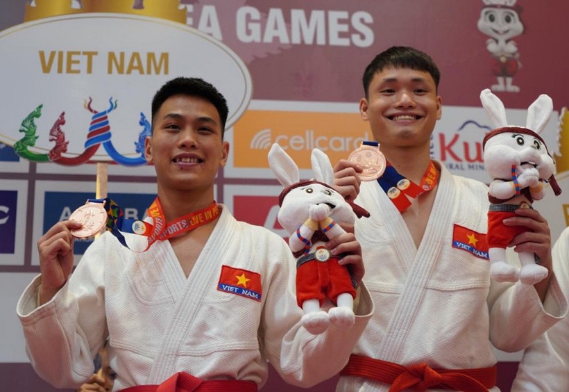 Sinh viên Ma Đình Khải (bên phải) đoạt huy chương tại SEA Games 32, Campuchia.