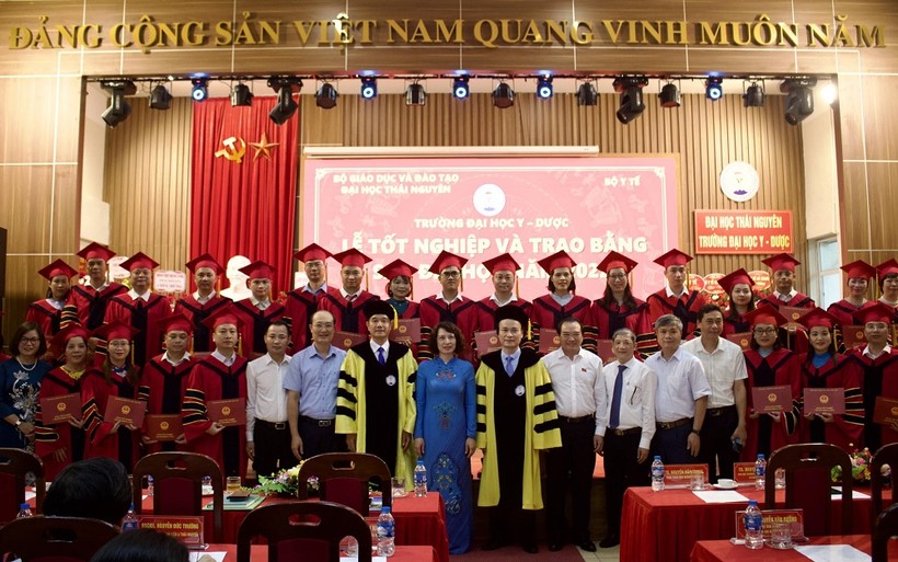Thứ trưởng Bộ Y tế Nguyễn Thị Liên Hương dự lễ tốt nghiệp và trao bằng sau đại học tại trường Đại học Y - Dược (ĐH Thái Nguyên).