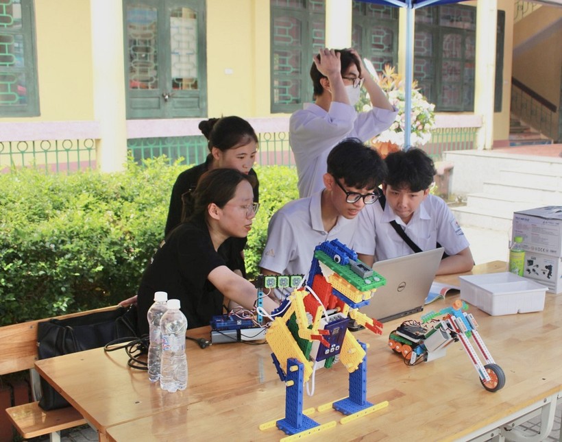 Các em học sinh trường THPT Gang Thép tham gia hoạt động trải nghiệm “Steam Lab định hướng công nghệ số”.