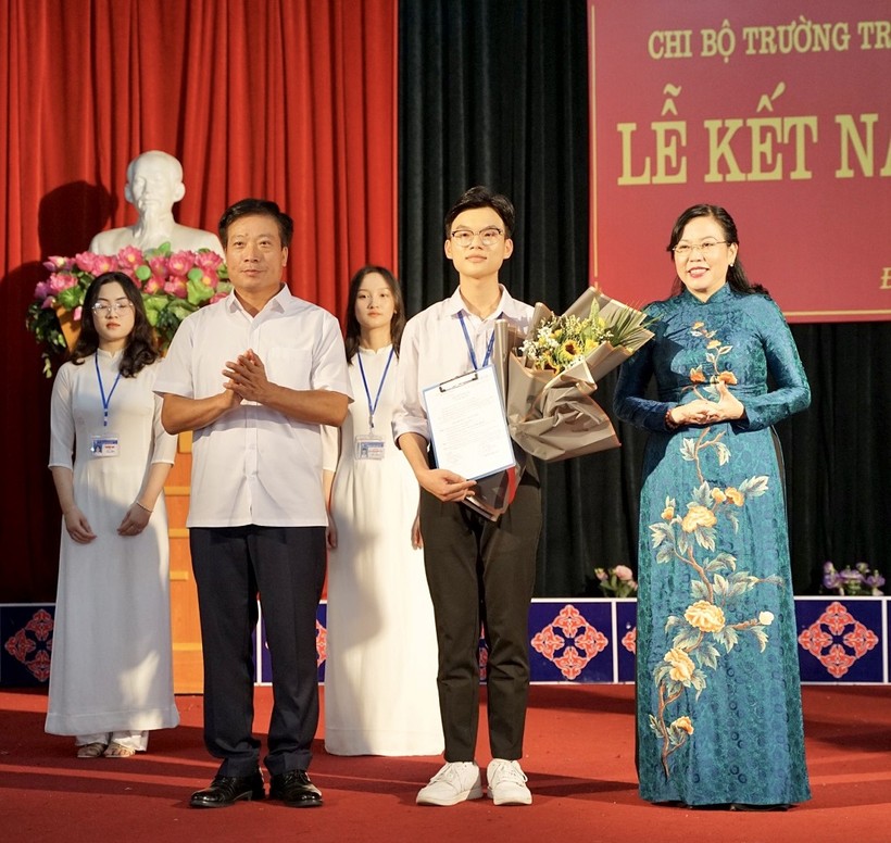 Chu Trung Hiếu vinh dự là một trong 4 học sinh xuất sắc của Trường THPT Đại Từ được vinh dự kết nạp Đảng nhân dịp Kỷ niệm 133 năm Ngày sinh Chủ tịch Hồ Chí Minh (19/5/1890 - 19/5/2023).