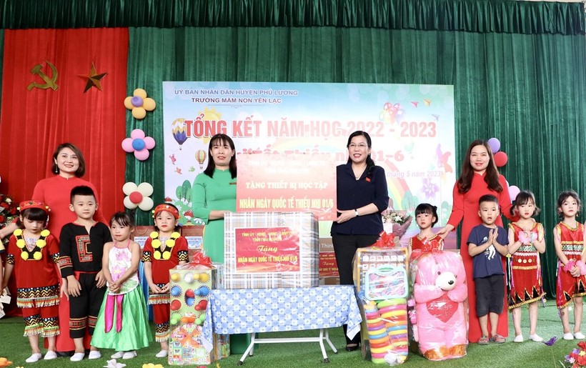 Bí thư Tỉnh ủy Thái Nguyên thăm tặng quà trẻ em tại trường Mầm non Yên Lạc, huyện Phú Lương