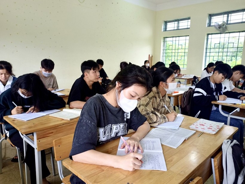 Học sinh vùng cao Hà Giang gấp rút ôn thi tốt nghiệp THPT 2023 ảnh 1